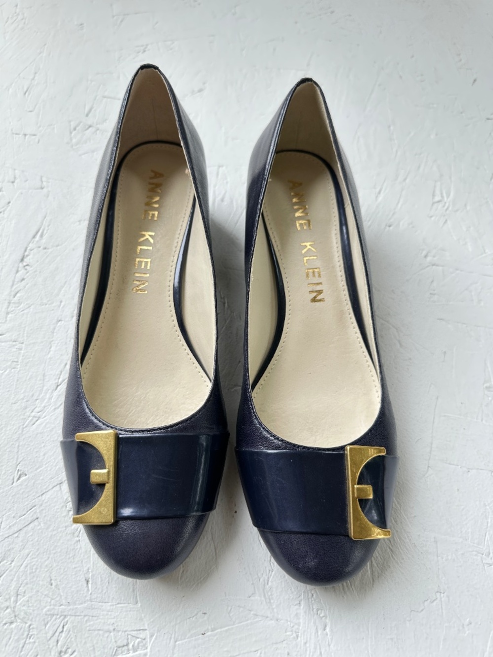 ANNE KLEIN AK Hastobe Purple Leather Round Toe Gold Buckle Low Block Heel 9